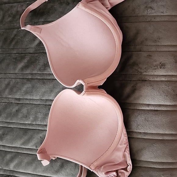 Victoria's Secret 32C - Picture 4 of 12